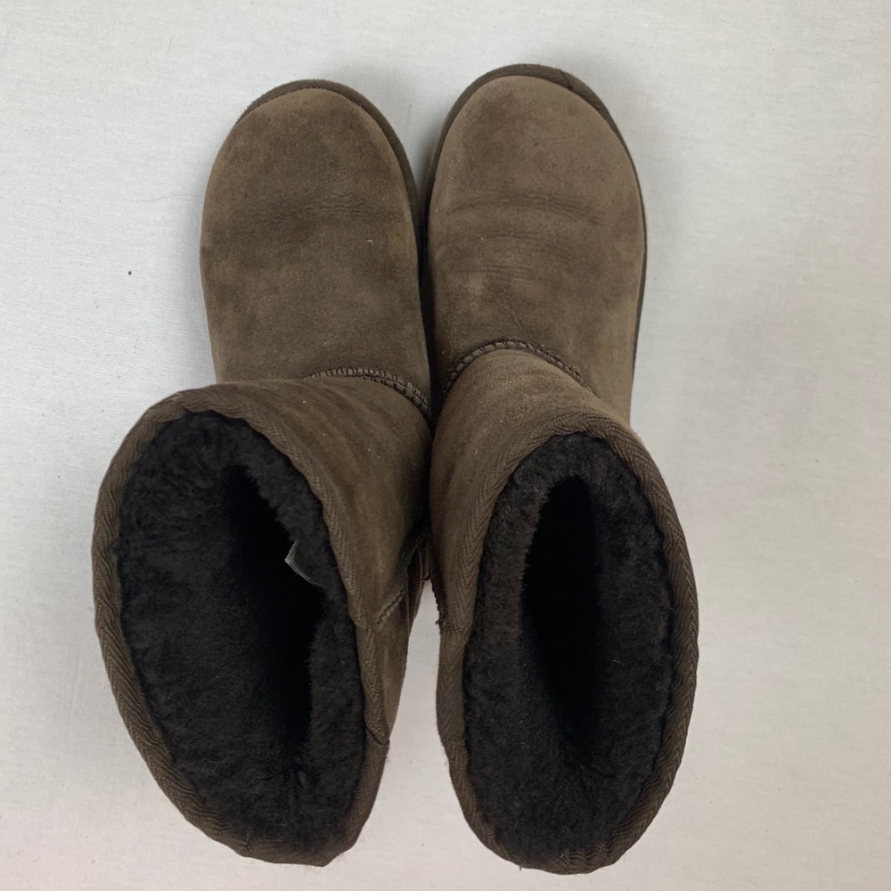 Ugg girls’ short chocolate boots, size 3 - Picture 3 of 4